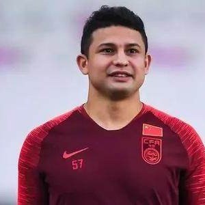 世界杯举办城市-王新欣力挺艾克森：必须他顶锋线上 能给队友信心